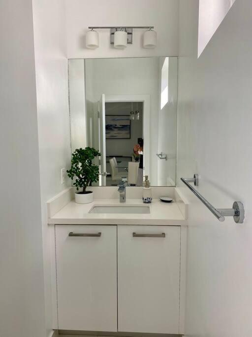 Across The Ocean Few Steps To Beach Contemporary Three Bedroom Townhouse Pompano Beach Exterior photo