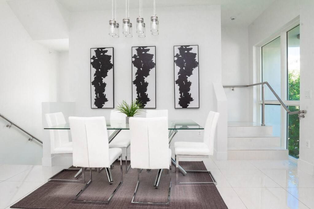 Across The Ocean Few Steps To Beach Contemporary Three Bedroom Townhouse Pompano Beach Exterior photo