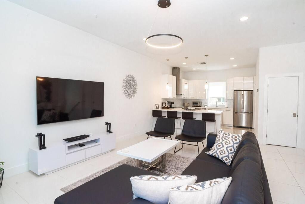 Across The Ocean Few Steps To Beach Contemporary Three Bedroom Townhouse Pompano Beach Exterior photo