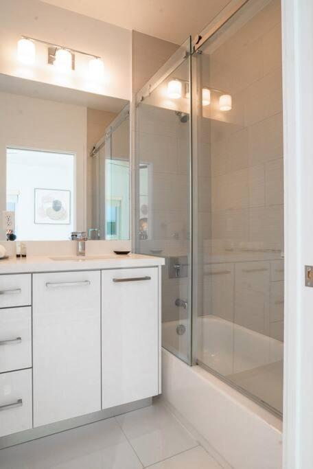 Across The Ocean Few Steps To Beach Contemporary Three Bedroom Townhouse Pompano Beach Exterior photo