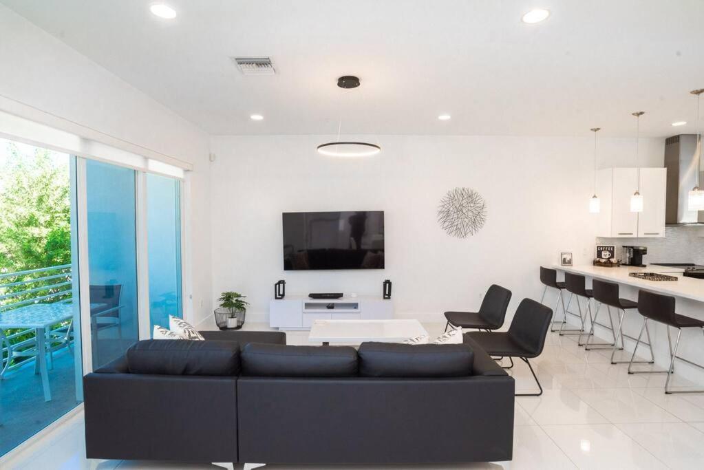 Across The Ocean Few Steps To Beach Contemporary Three Bedroom Townhouse Pompano Beach Exterior photo