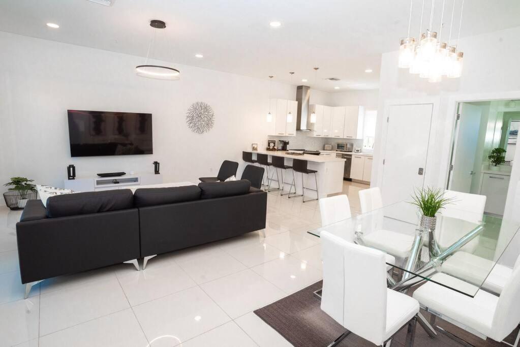 Across The Ocean Few Steps To Beach Contemporary Three Bedroom Townhouse Pompano Beach Exterior photo