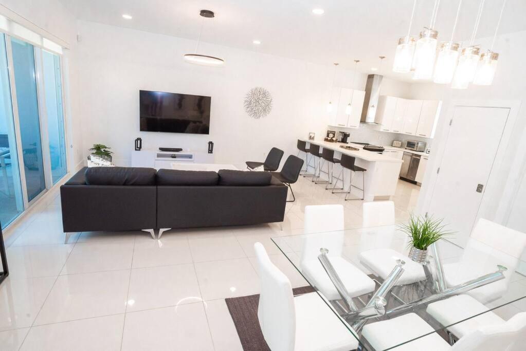 Across The Ocean Few Steps To Beach Contemporary Three Bedroom Townhouse Pompano Beach Exterior photo