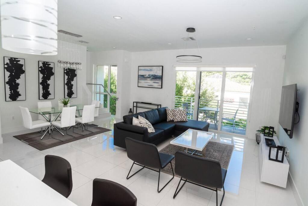 Across The Ocean Few Steps To Beach Contemporary Three Bedroom Townhouse Pompano Beach Exterior photo