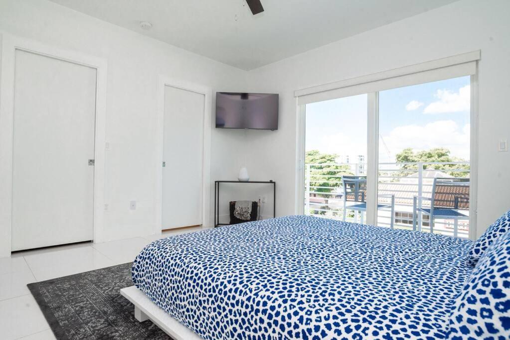 Across The Ocean Few Steps To Beach Contemporary Three Bedroom Townhouse Pompano Beach Exterior photo
