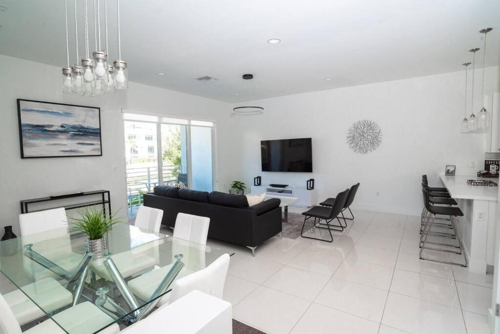 Across The Ocean Few Steps To Beach Contemporary Three Bedroom Townhouse Pompano Beach Exterior photo