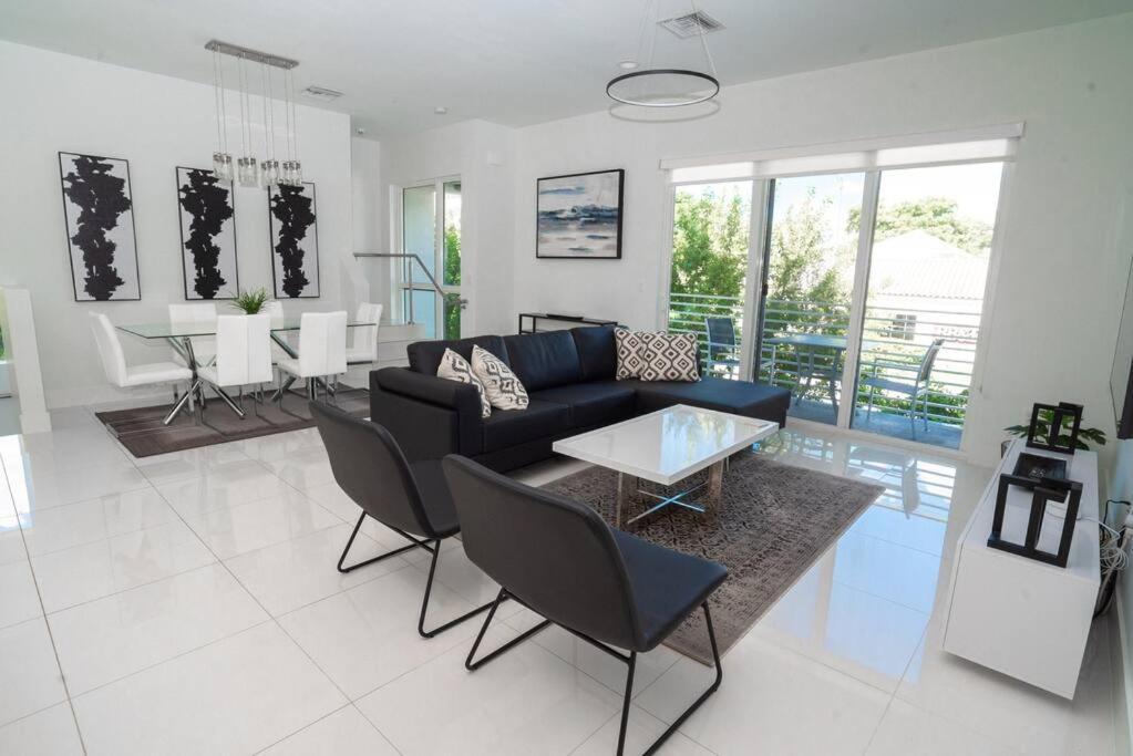 Across The Ocean Few Steps To Beach Contemporary Three Bedroom Townhouse Pompano Beach Exterior photo