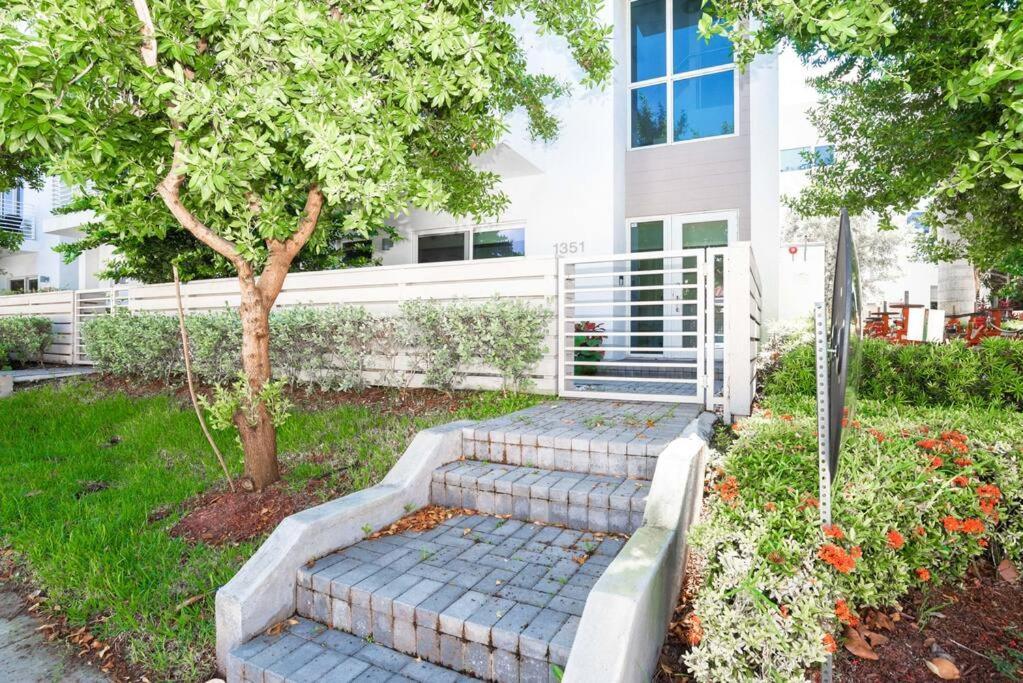 Across The Ocean Few Steps To Beach Contemporary Three Bedroom Townhouse Pompano Beach Exterior photo
