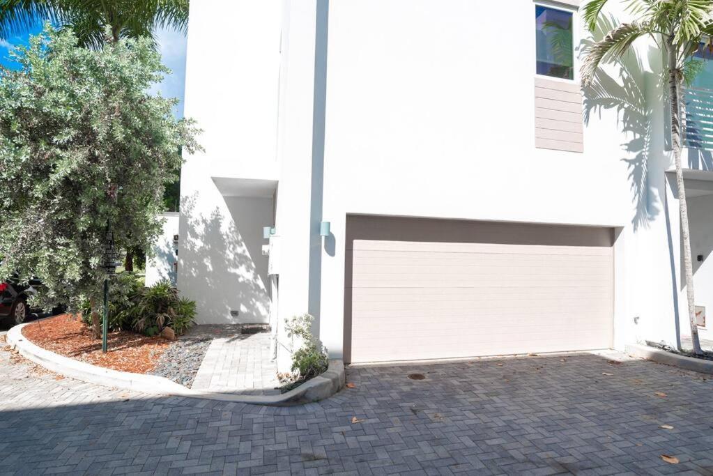Across The Ocean Few Steps To Beach Contemporary Three Bedroom Townhouse Pompano Beach Exterior photo