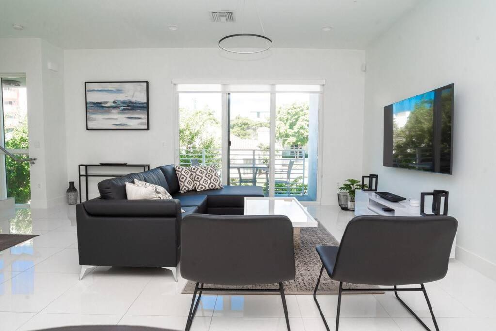 Across The Ocean Few Steps To Beach Contemporary Three Bedroom Townhouse Pompano Beach Exterior photo