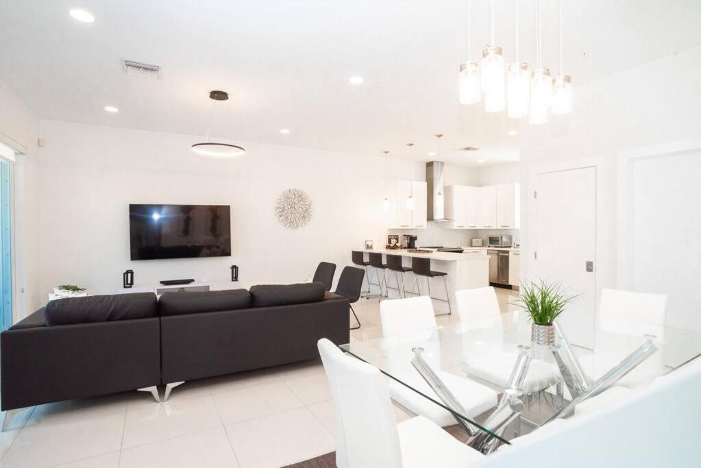 Across The Ocean Few Steps To Beach Contemporary Three Bedroom Townhouse Pompano Beach Exterior photo