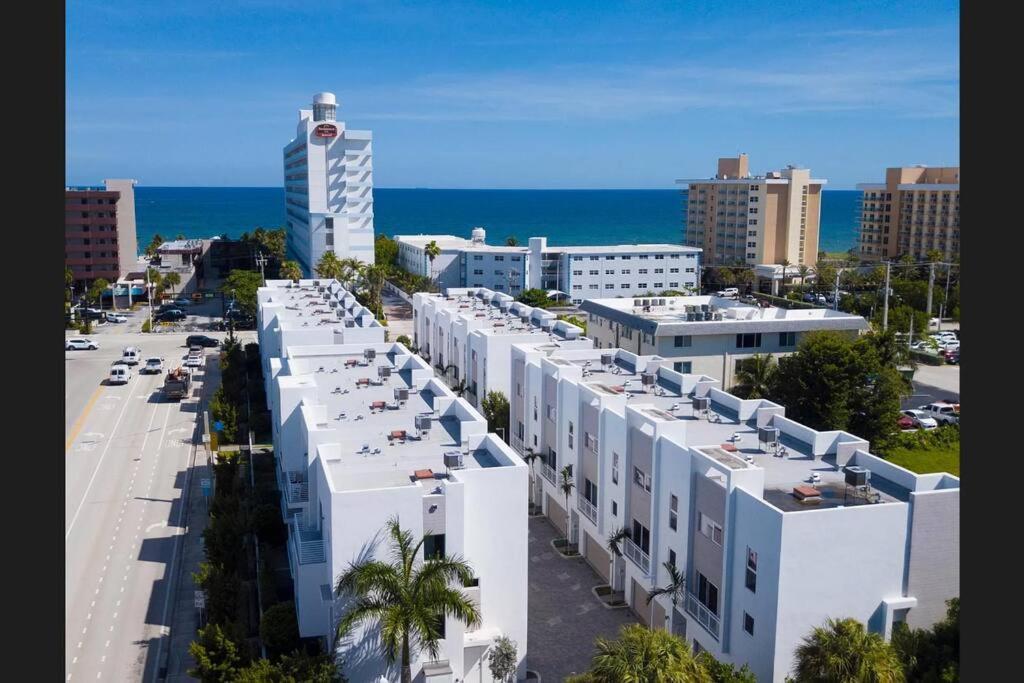 Across The Ocean Few Steps To Beach Contemporary Three Bedroom Townhouse Pompano Beach Exterior photo