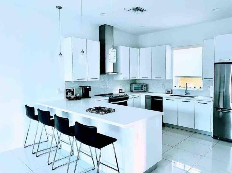 Across The Ocean Few Steps To Beach Contemporary Three Bedroom Townhouse Pompano Beach Exterior photo