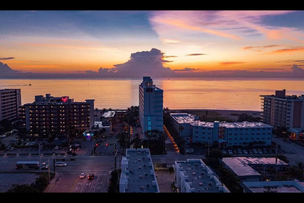 Across The Ocean Few Steps To Beach Contemporary Three Bedroom Townhouse Pompano Beach Exterior photo