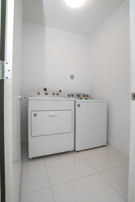 Across The Ocean Few Steps To Beach Contemporary Three Bedroom Townhouse Pompano Beach Exterior photo