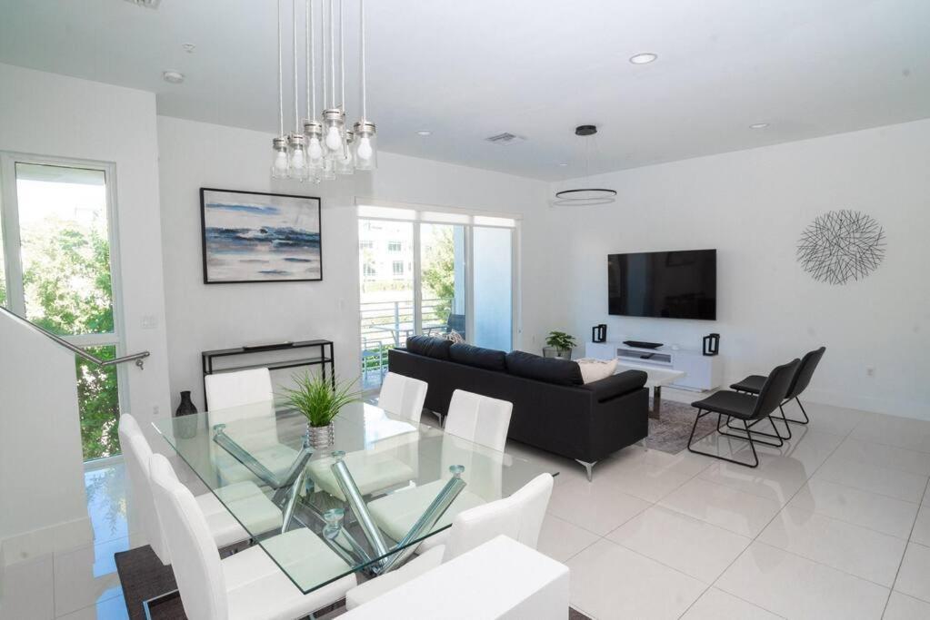 Across The Ocean Few Steps To Beach Contemporary Three Bedroom Townhouse Pompano Beach Exterior photo
