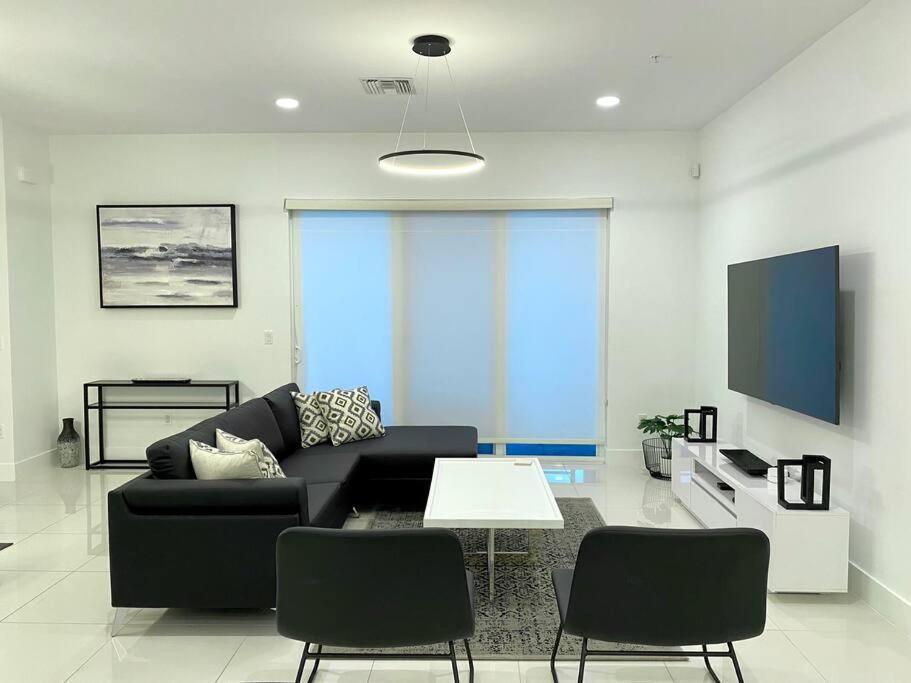 Across The Ocean Few Steps To Beach Contemporary Three Bedroom Townhouse Pompano Beach Exterior photo