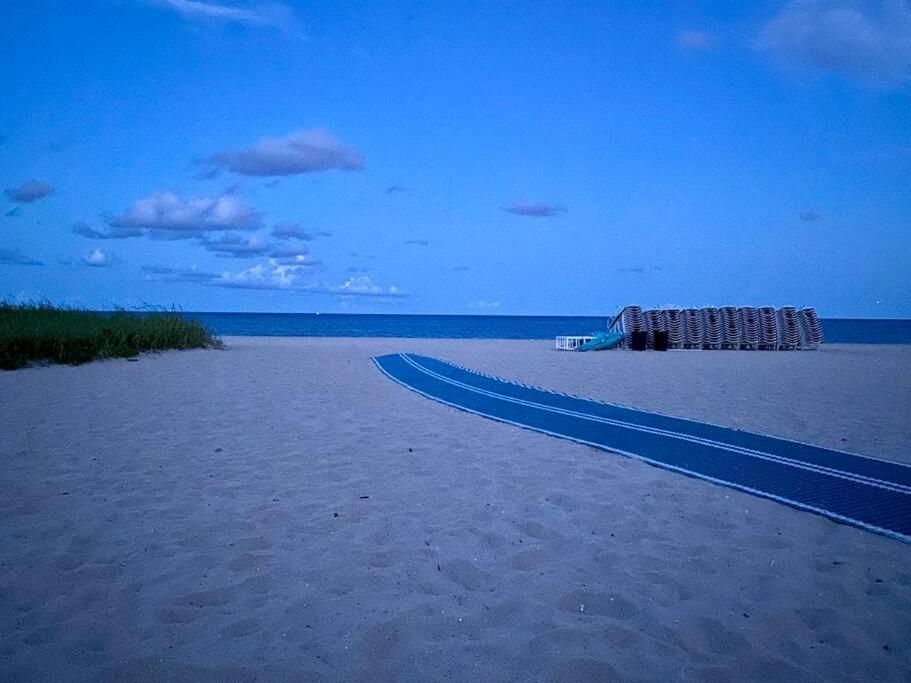 Across The Ocean Few Steps To Beach Contemporary Three Bedroom Townhouse Pompano Beach Exterior photo