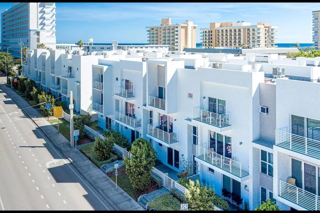Across The Ocean Few Steps To Beach Contemporary Three Bedroom Townhouse Pompano Beach Exterior photo
