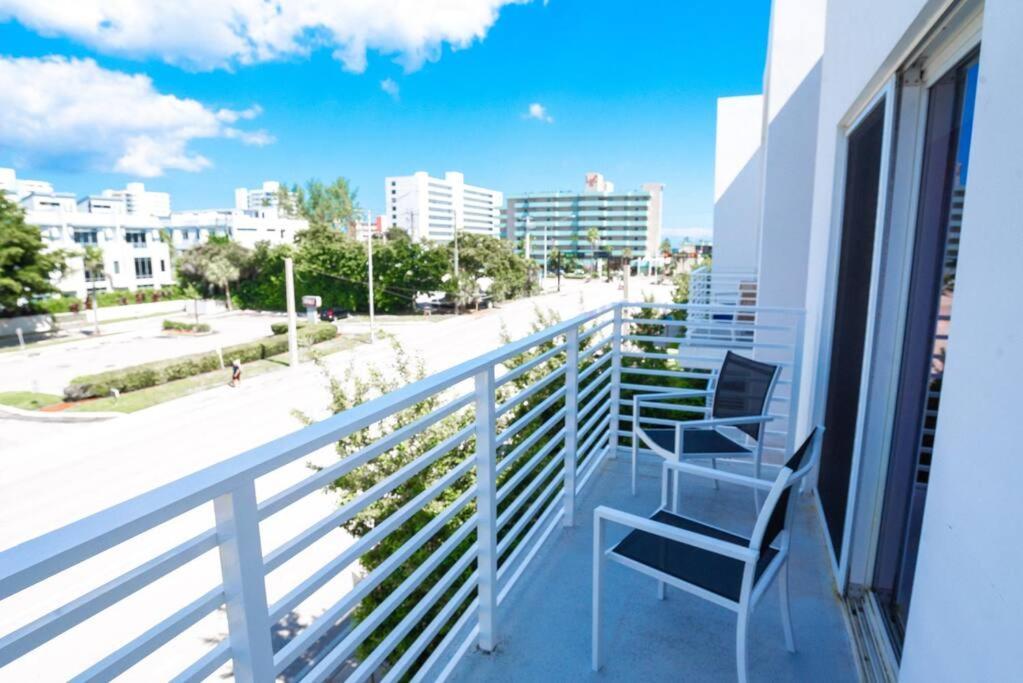 Across The Ocean Few Steps To Beach Contemporary Three Bedroom Townhouse Pompano Beach Exterior photo